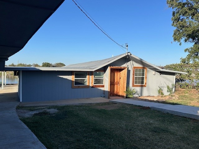 view of front facade with a front lawn