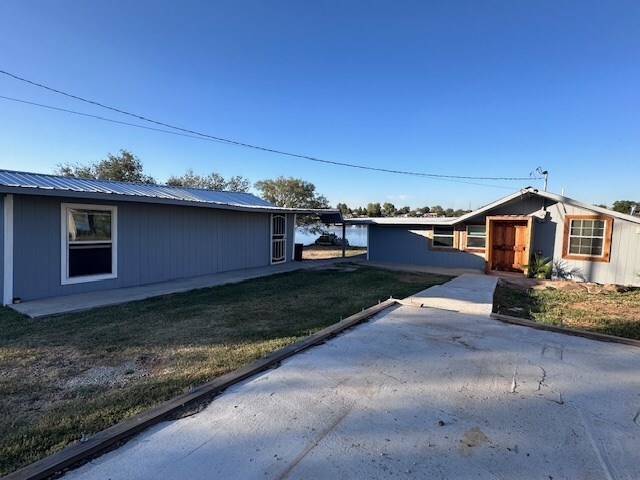 view of front of property featuring a front yard