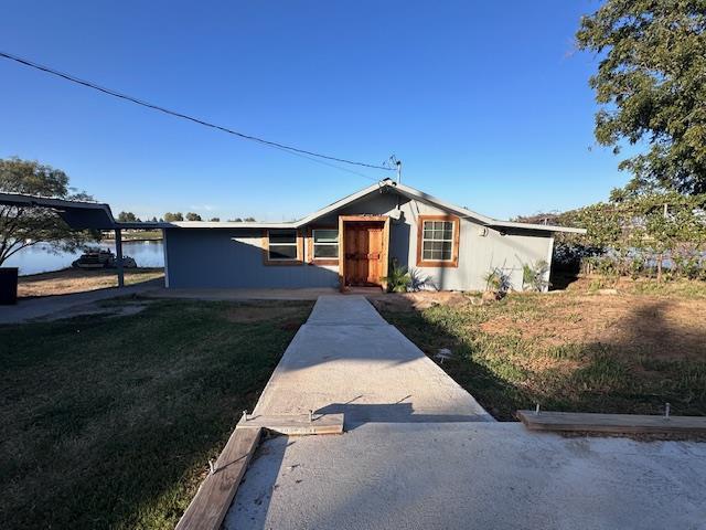 single story home with a front lawn