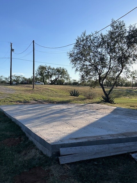 view of yard featuring a patio area