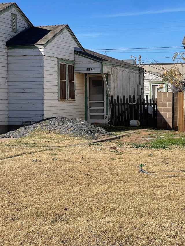 view of front of home featuring a front lawn