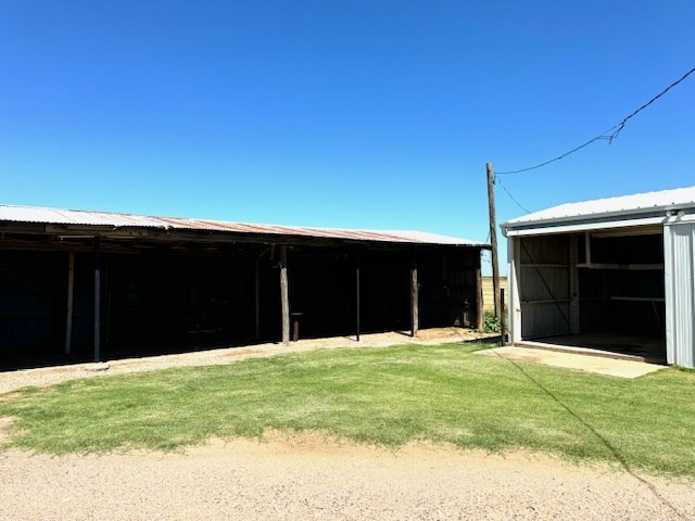 view of yard featuring an outdoor structure