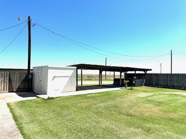 view of yard with a storage unit