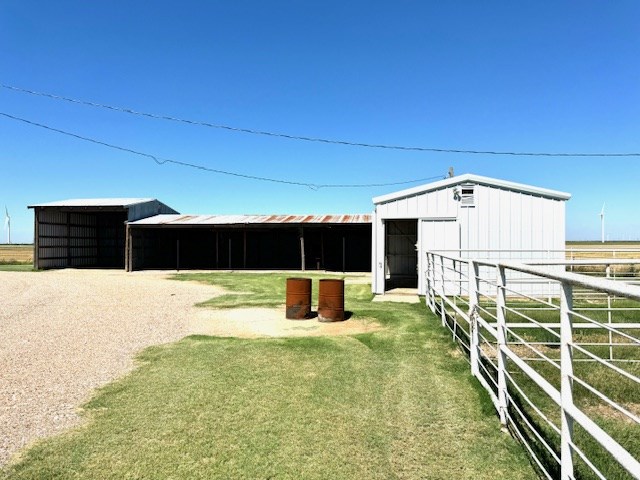 view of yard with an outbuilding