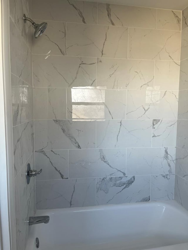 bathroom with tiled shower / bath combo