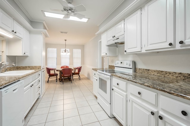 kitchen featuring crown molding, visible vents, a sink, white appliances, and under cabinet range hood