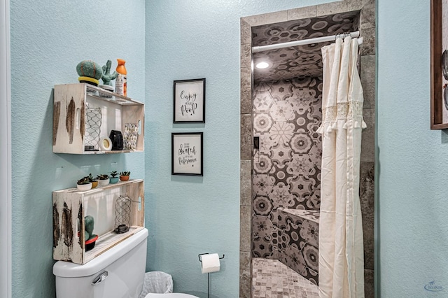 6811 W County Rd 41, Midland, TX 79707 - full bathroom featuring toilet, a tile shower, and a textured wall