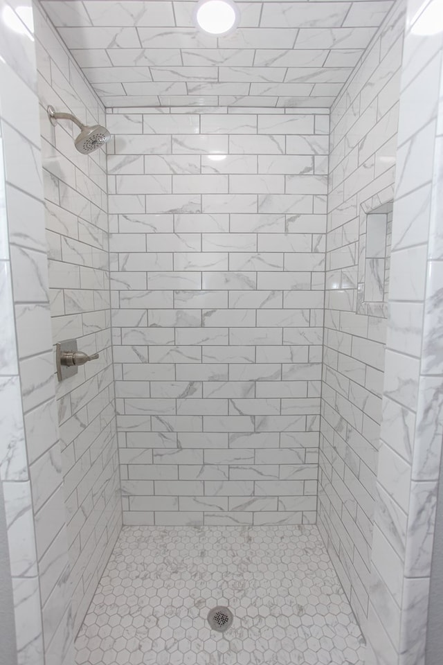 full bathroom featuring a tile shower