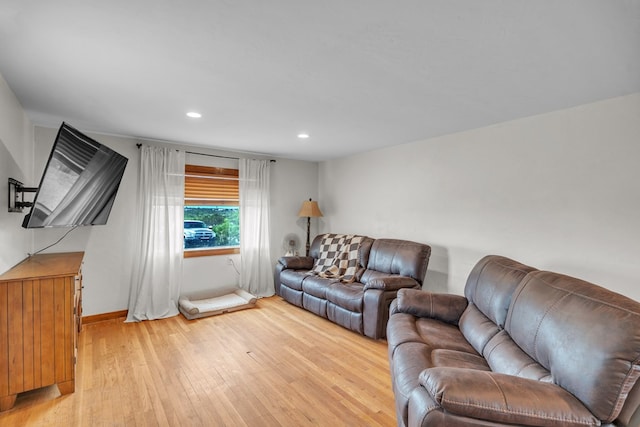 living area with light wood-style flooring, recessed lighting, and baseboards