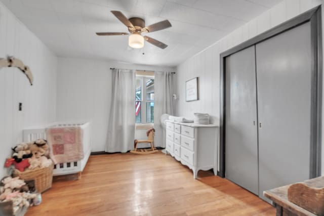 bedroom featuring light wood-style floors, a closet, and ceiling fan