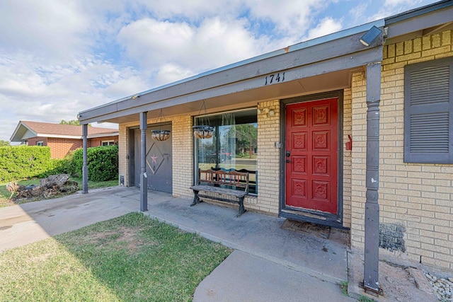 property entrance featuring a porch