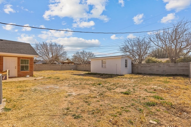 view of yard with an outbuilding