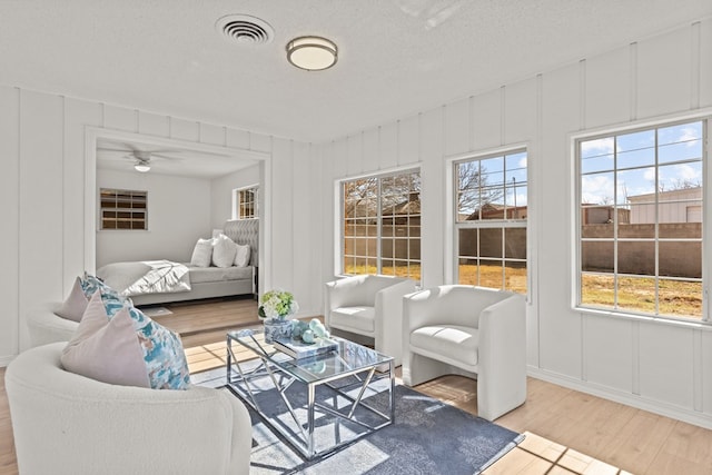 sunroom with ceiling fan