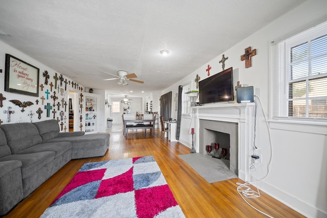 407 Edwards Blvd, Big Spring, TX 79720 - living room featuring a ceiling fan, wood finished floors, and a textured ceiling