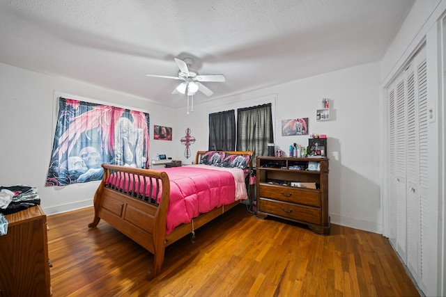 407 Edwards Blvd, Big Spring, TX 79720 - bedroom featuring wood finished floors, ceiling fan, and a closet