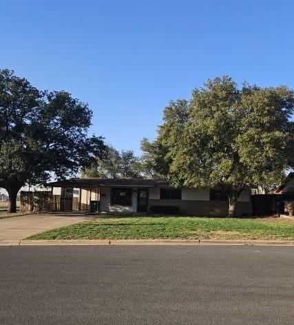 view of front facade featuring a carport and a front yard