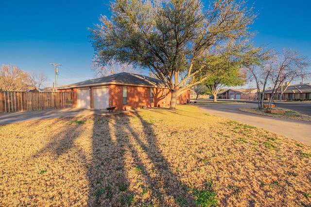 exterior space featuring a front yard