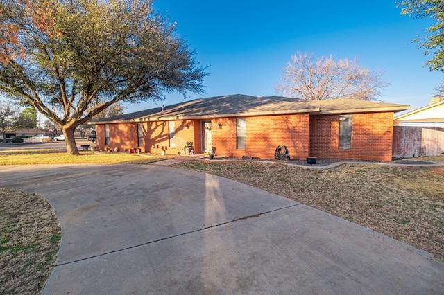 single story home featuring a front yard