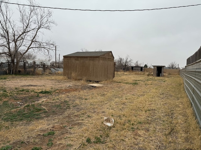 view of yard featuring a storage unit