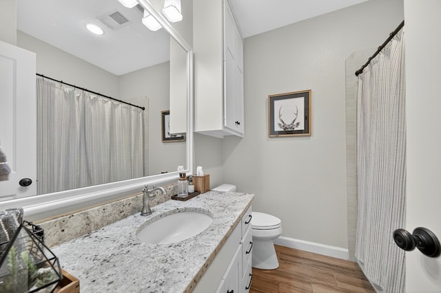 6113 Turtle Creek Rd, Midland, TX 79707 - bathroom featuring vanity, wood finished floors, and a shower with curtain