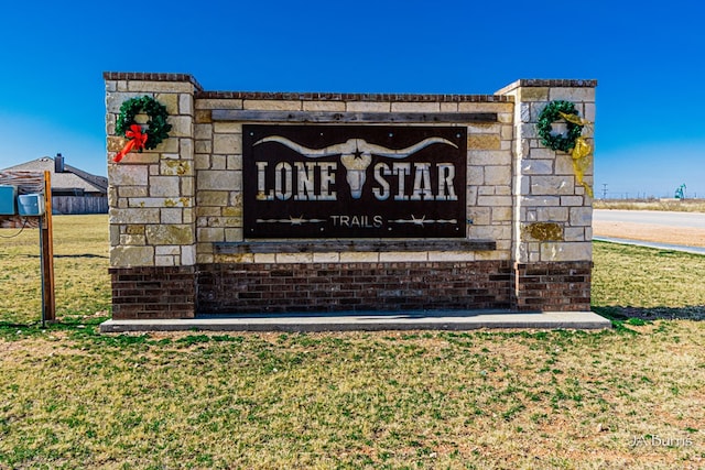 community sign with a lawn