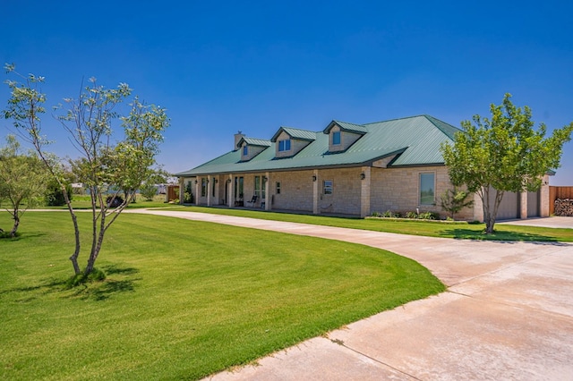 view of front of house featuring a front lawn