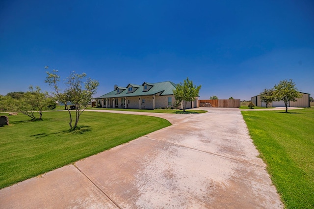 view of front of house featuring a front lawn