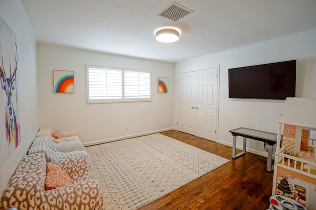 sitting room featuring dark wood-style floors and baseboards