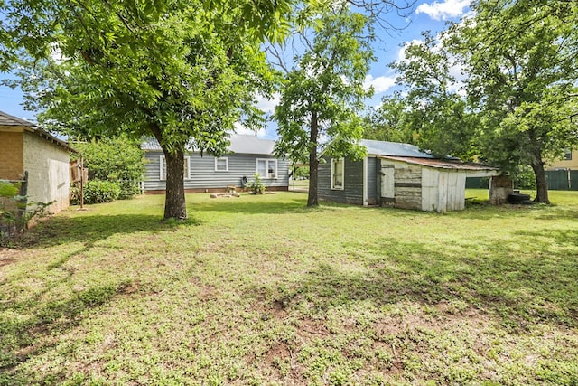 605 W Walnut St, Coleman, TX 76834 - view of grassy yard featuring an outdoor structure