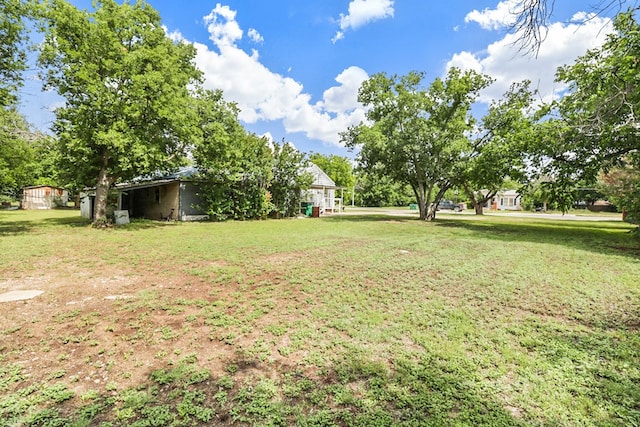 605 W Walnut St, Coleman, TX 76834 - view of green lawn