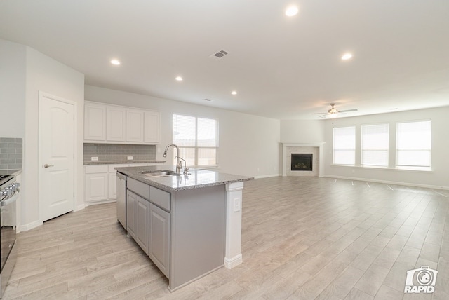 kitchen featuring a sink, a ceiling fan, stainless steel appliances, light wood-type flooring, and visible vents