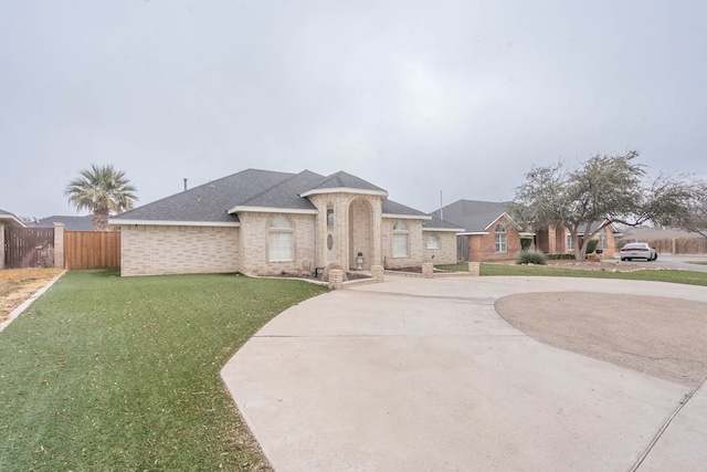 view of front facade featuring a front lawn