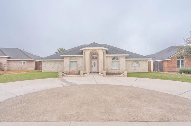 single story home featuring a front yard