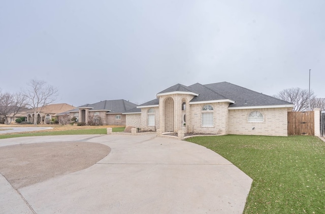 view of front of house featuring a front yard