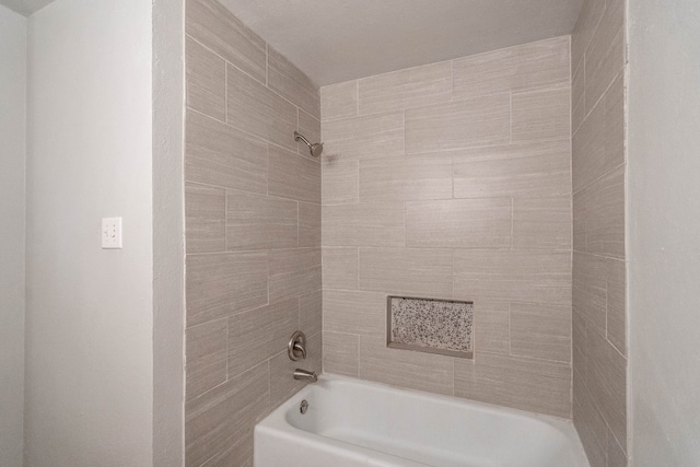 bathroom featuring tiled shower / bath combo