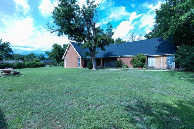 1001 W Walnut St, Coleman, TX 76834 - view of front facade featuring a front lawn