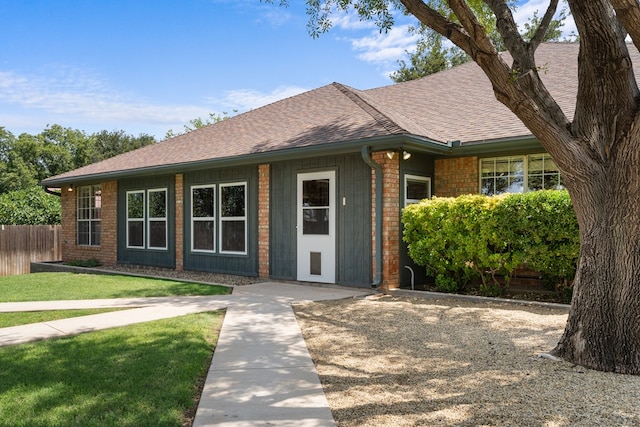 single story home with a front yard