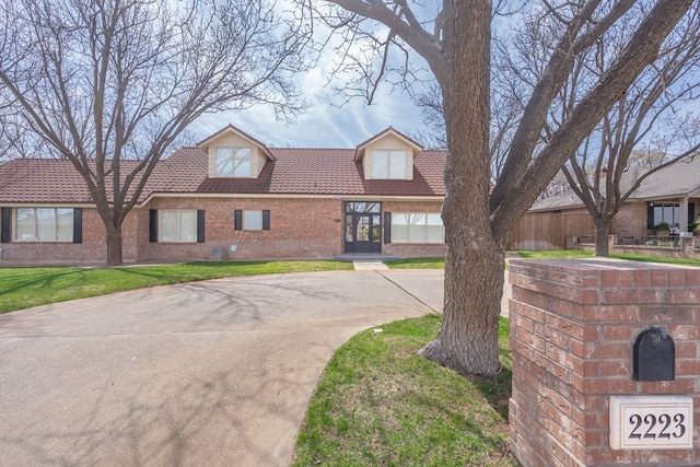 2223 S 2nd Pl, Lamesa, TX 79331 - view of front facade with a front yard and brick siding