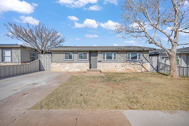 single story home featuring a front yard