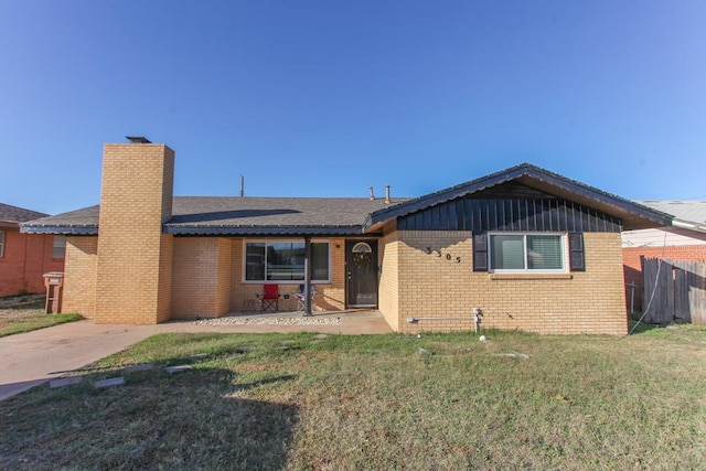 view of front facade with a patio area and a front yard