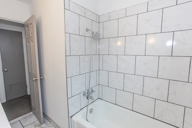 bathroom with tiled shower / bath combo