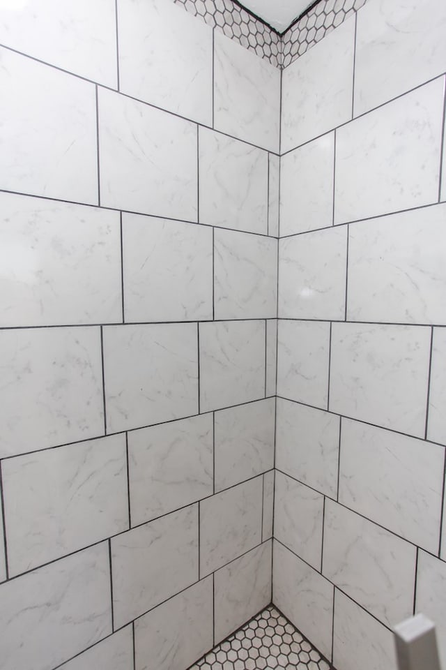 bathroom featuring a tile shower