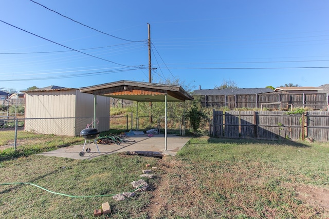 view of yard featuring a storage shed