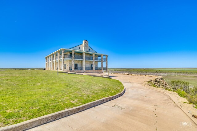 view of front of property featuring a front lawn