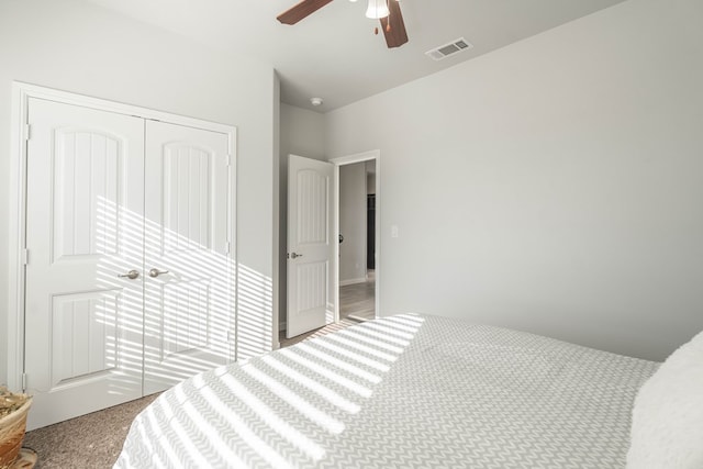 bedroom featuring carpet flooring, ceiling fan, and a closet