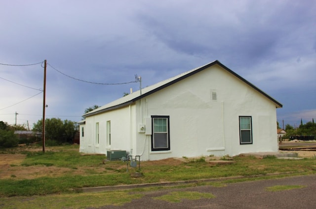 view of side of property featuring a yard