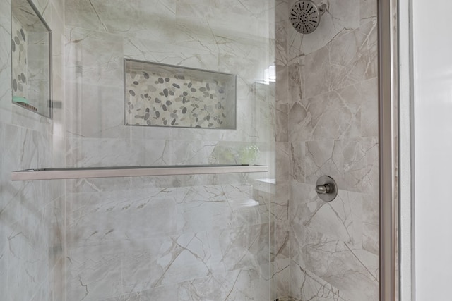 bathroom featuring a tile shower