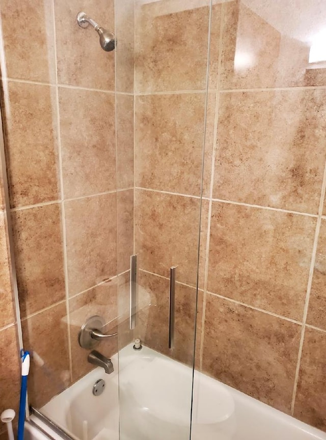 interior details featuring tiled shower / bath combo