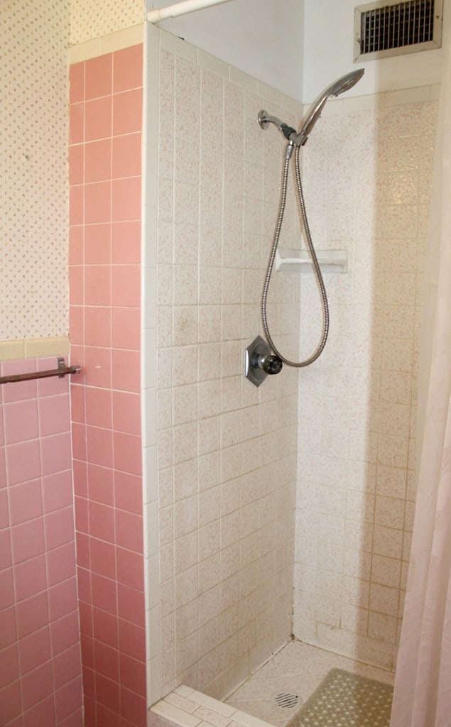 bathroom featuring a shower with shower curtain