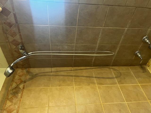 bathroom featuring tiled shower / bath combo and tile patterned floors